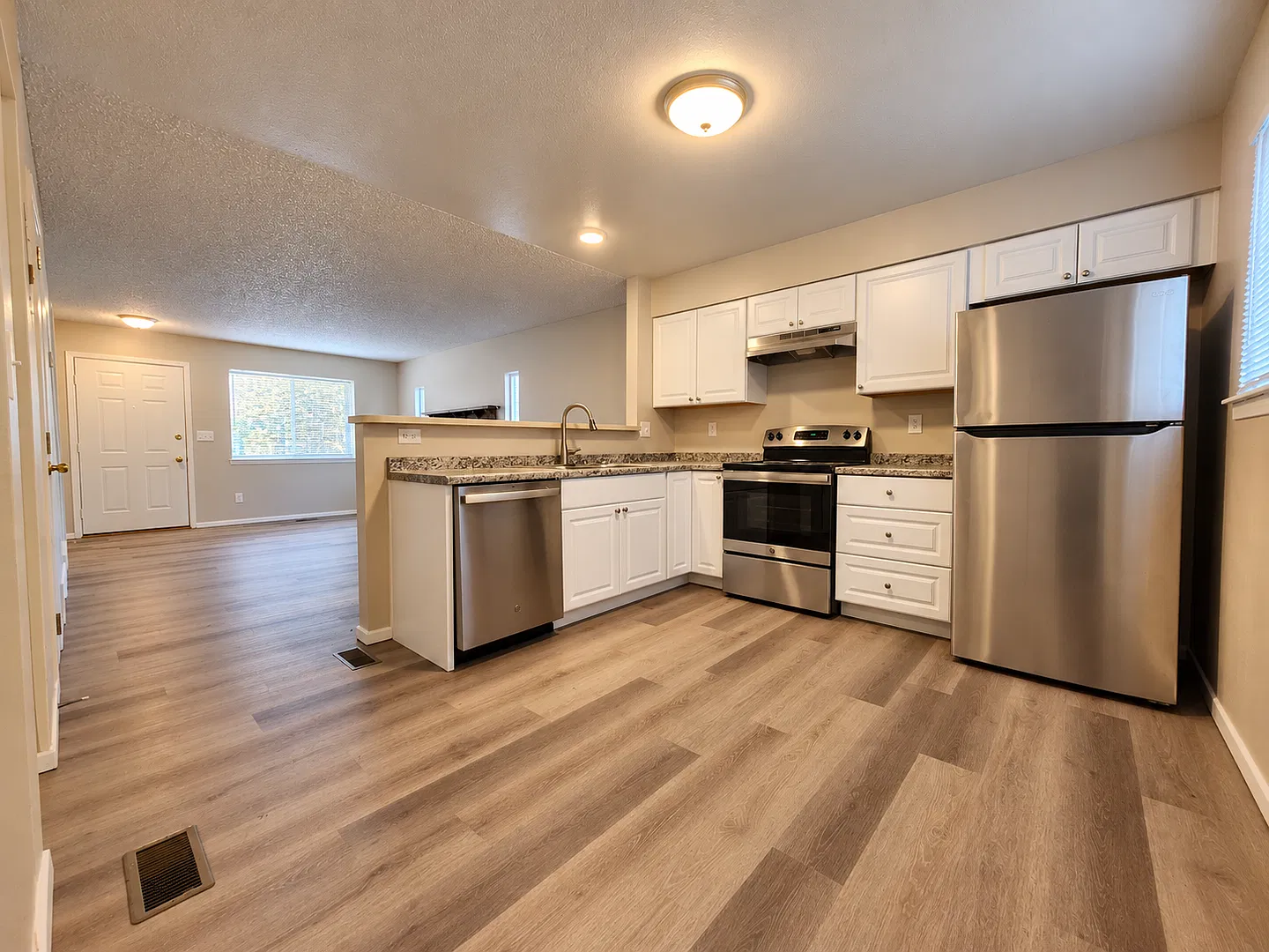 Updated 2-Bedroom Townhome | New Flooring, Fenced Backyard & Pet-Friendly Living! — Photo 3