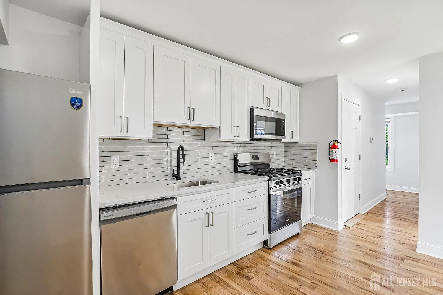 3 bed, 2.0 bath, 1462 sqft, $2,950 — Photo 4