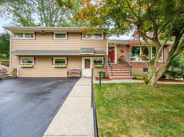 22 Arthur Woods Ave, Burlington, MA 01803