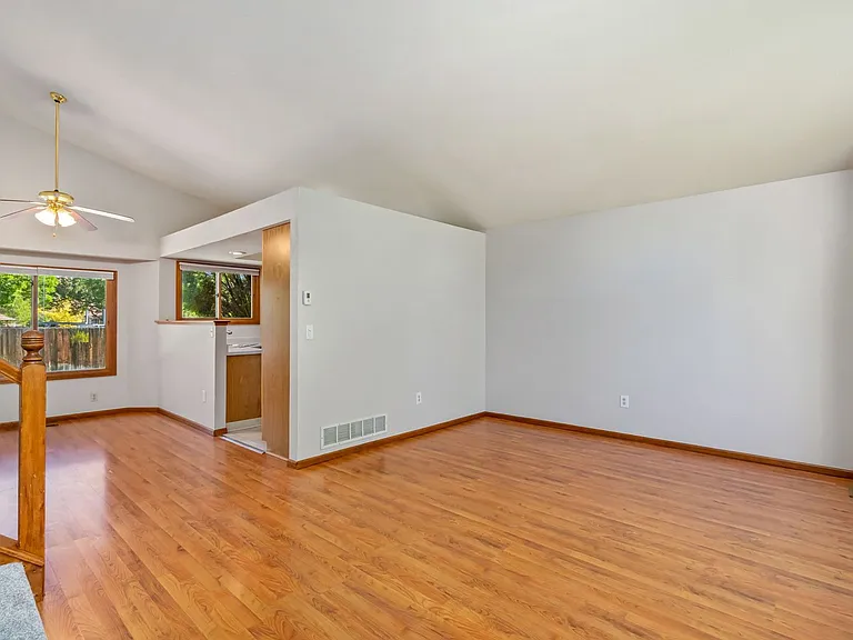 718 Justice Dr — Photo 3