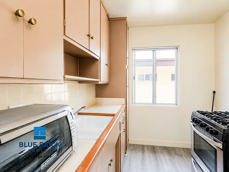 1055 N El Centro Ave #8 — Photo 13