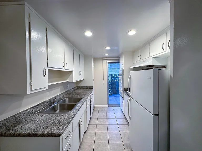 241 S Hudson Ave #12 — Photo 6
