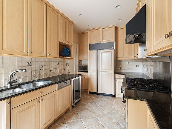 4th image of 310 W 72nd St #16A