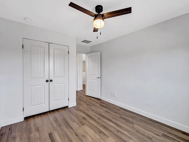 861 W Love Rd — Photo 18