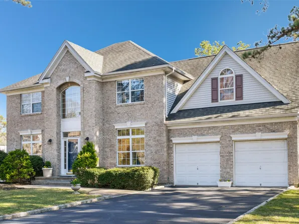 10 Pineland Court, Dix Hills, NY 11746