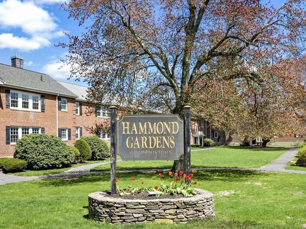 23 Hammond Pond Pkwy APT 2, Newton, MA 02467
