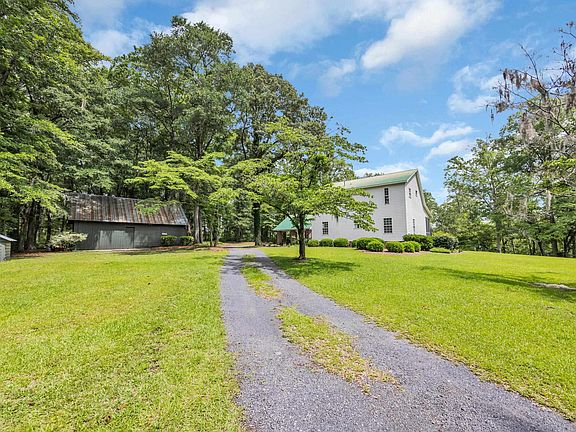 3rd image of 3231 Center Rd.