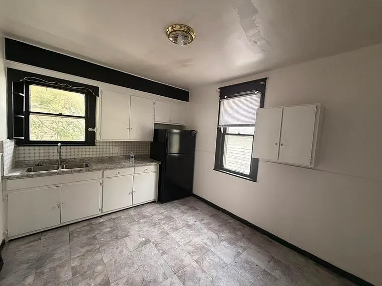 451 E Pearl St — Photo 5