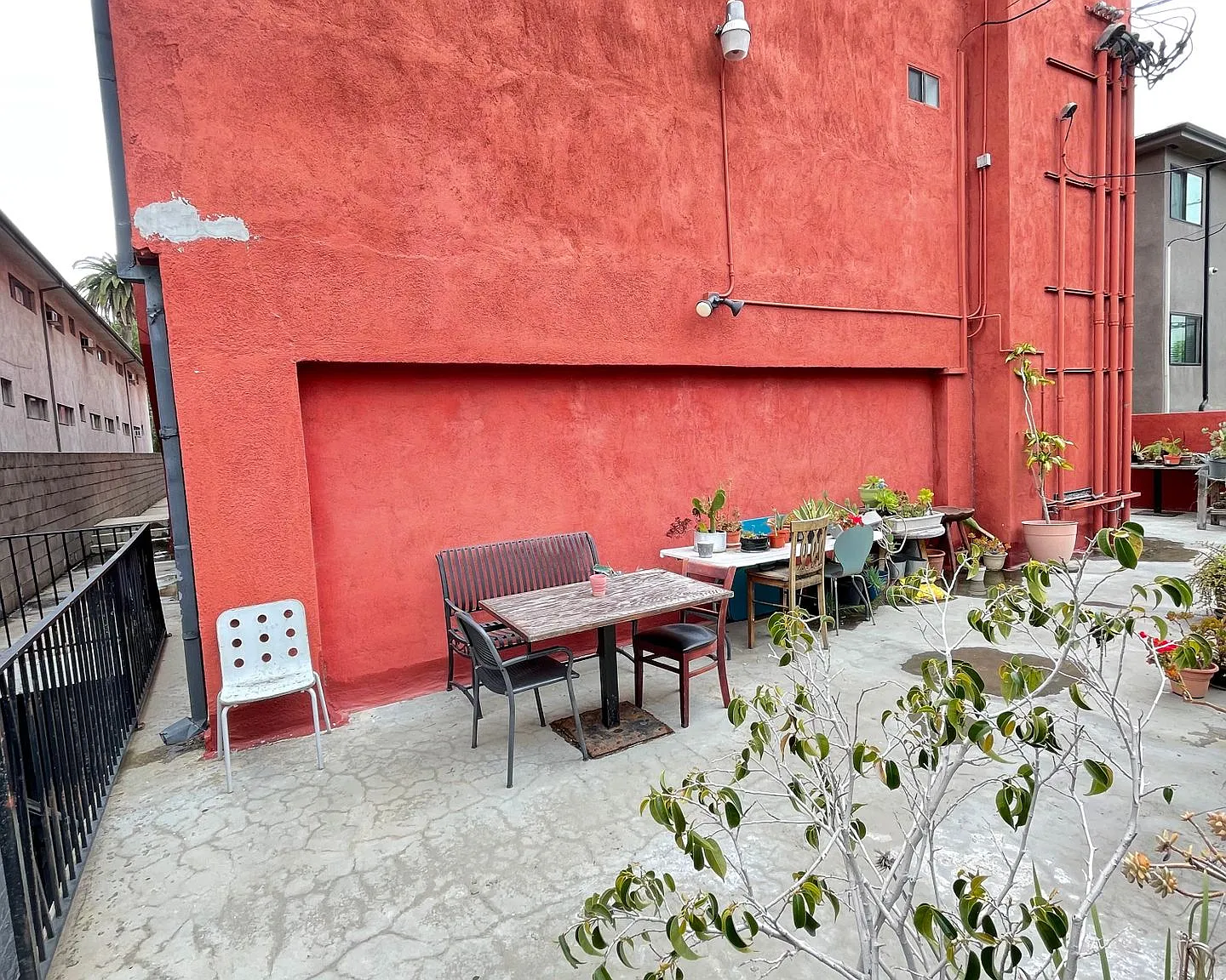 Desirable Hollywood Location near Griffith Park! — Photo 3