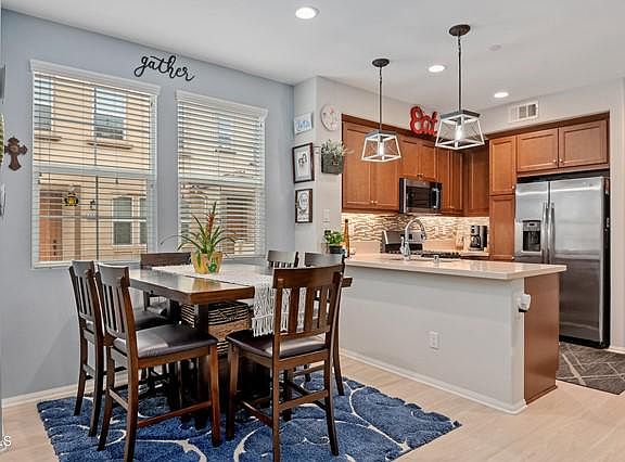 4th image of 381 Castiano St