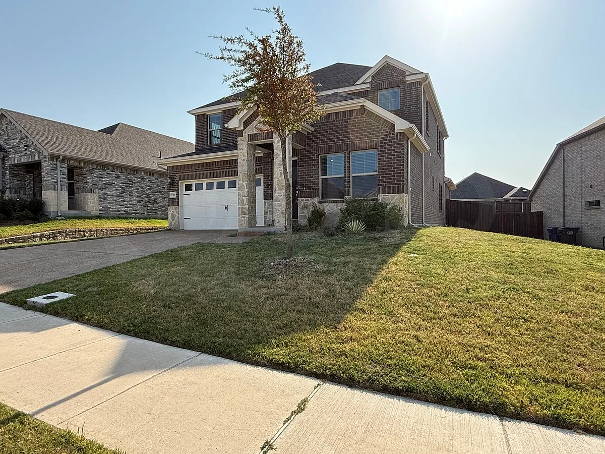 4 bed, 2.5 bath, 2887 sqft, $2,600 — Photo 2