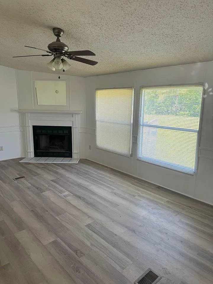 4 bed, 1960 sqft, $2,150 — Photo 3