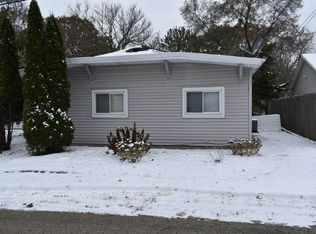 14 S Maple Ave, Fox Lake, IL 60020