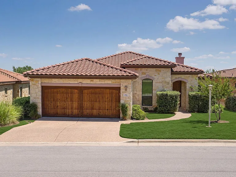 104 Cedar Glen Cv — Photo 1