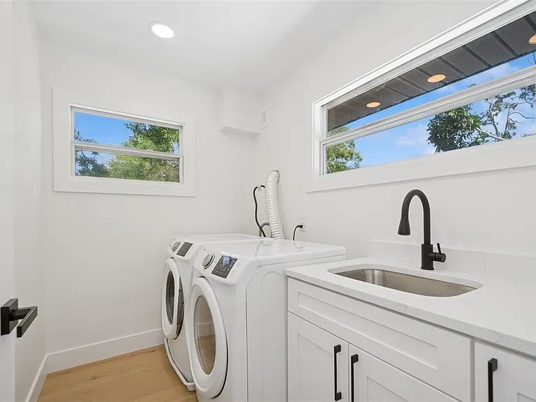 2655 Bay St — Photo 21
