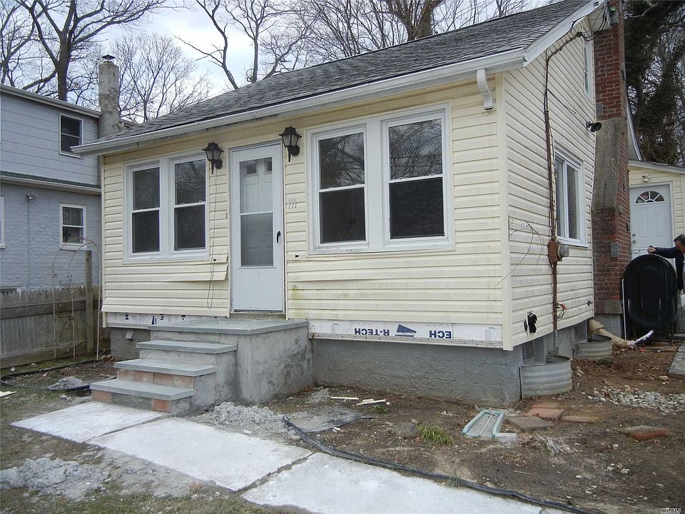 1st image of 111 Halesite Dr