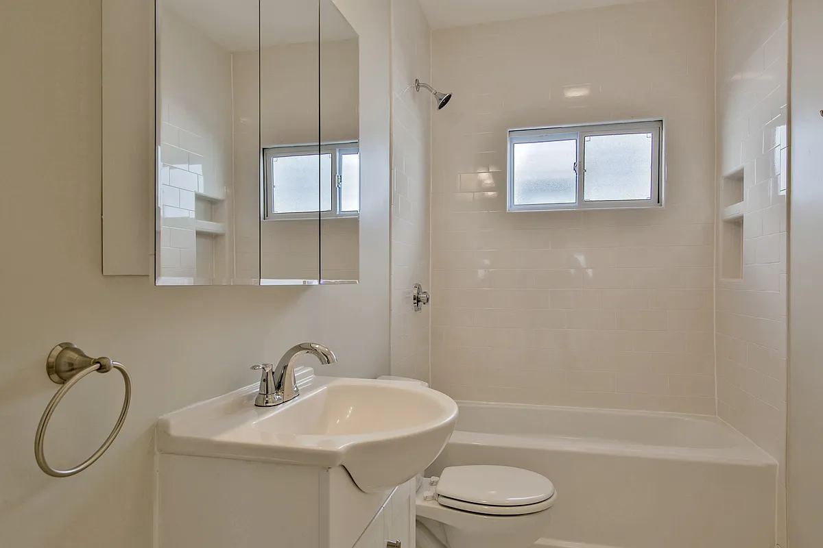 Building Photo - 1059 Saratoga St #3