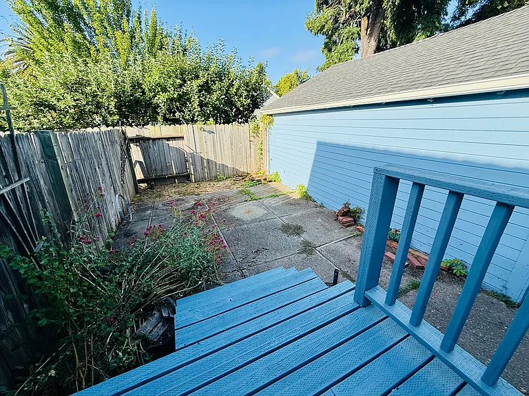1569 Oak St — Photo 13