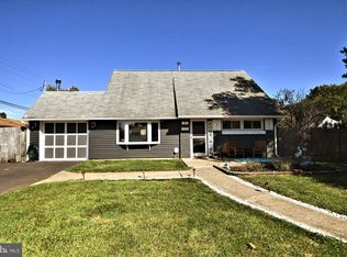 2 Misty Pine Rd, Levittown, PA 19056