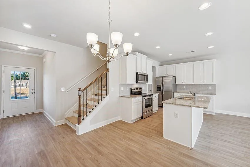 4 bed, 2.5 bath, 1854 sqft, $2,352 — Photo 3