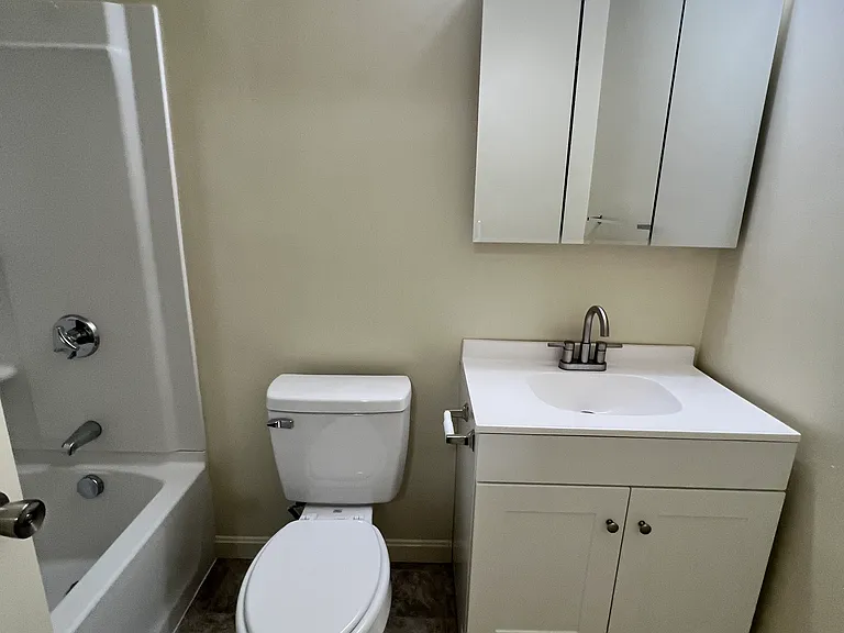 East Bay Apartments — Photo 24