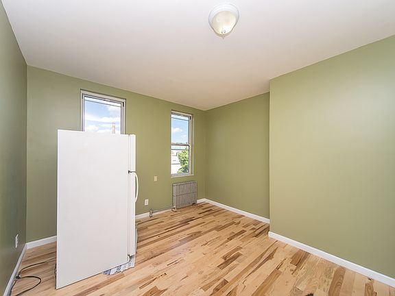 4th image of 354 McGuinness Blvd APT 3F