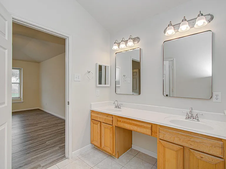 1904 Roaring Springs Ct — Photo 14