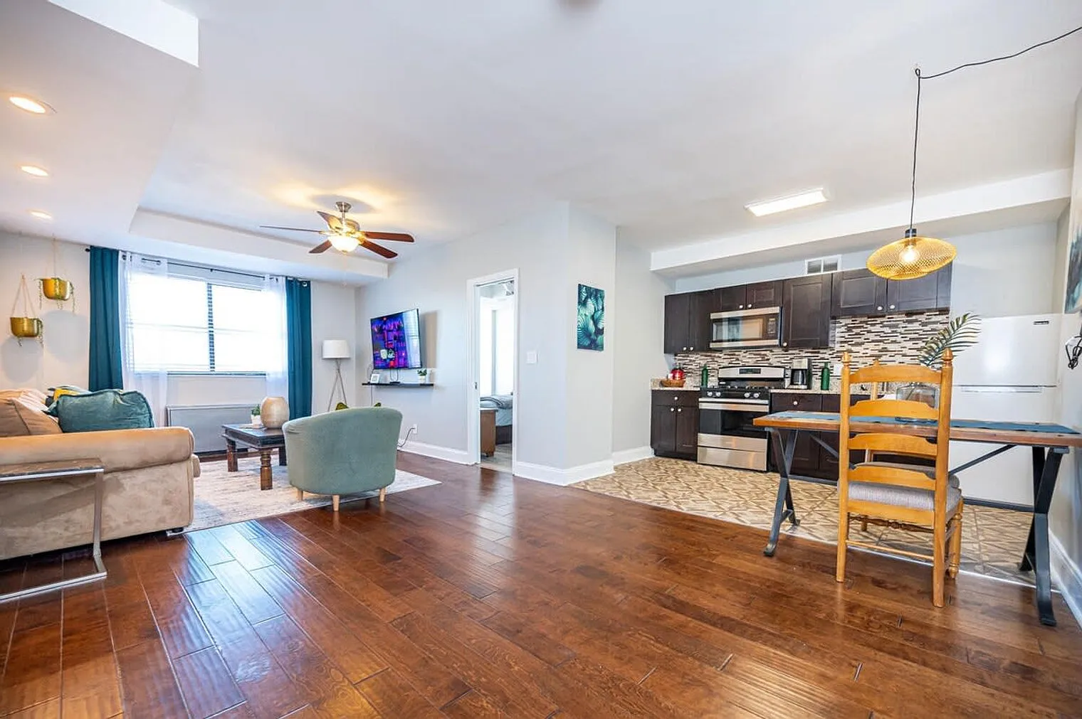 2 bed, 1.0 bath, 796 sqft, $2,649 — Photo 2
