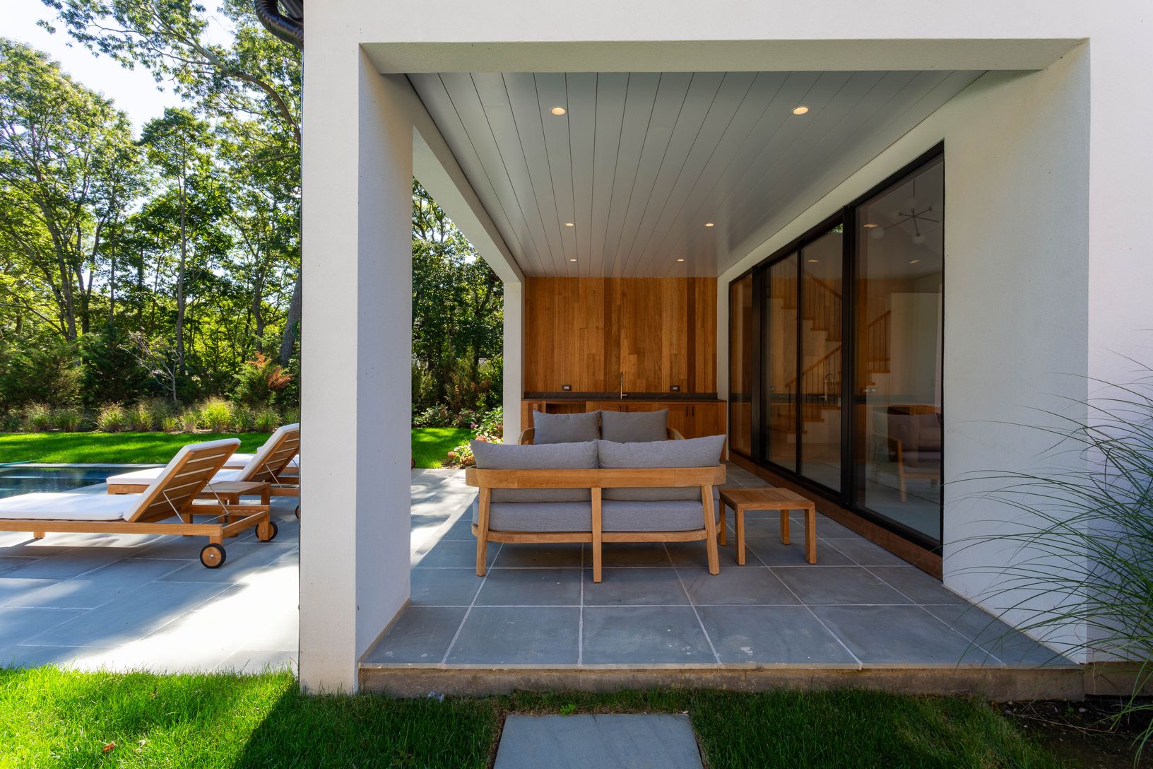  Covered patio overlooking pool with we bar 