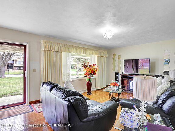 3rd image of 2525 Newport Dr