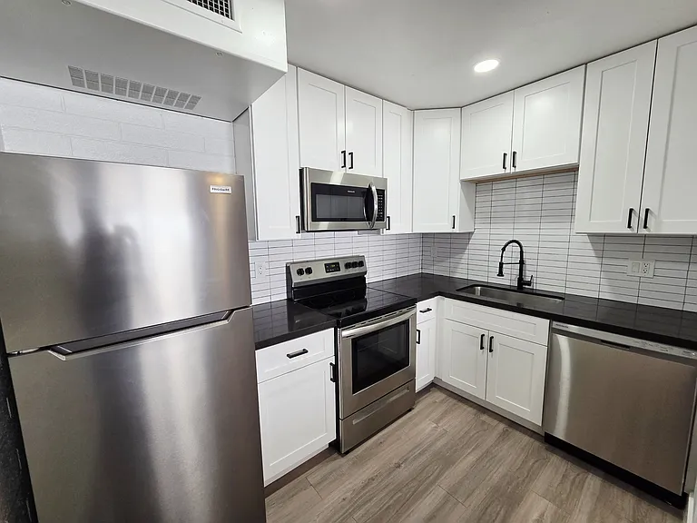 123 W Missouri Ave #8 — Photo 2