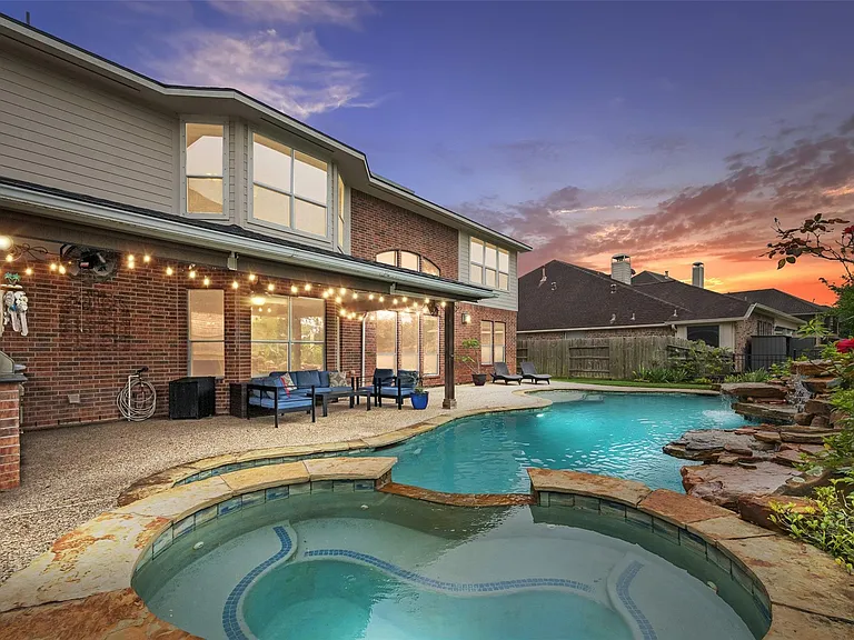 1125 Shady Knoll Ln — Photo 1