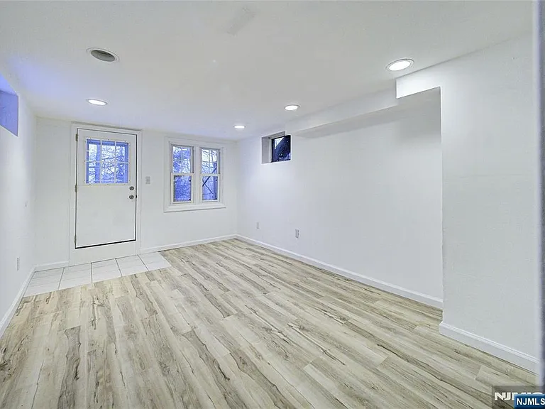 240 Acabonack Rd — Photo 4