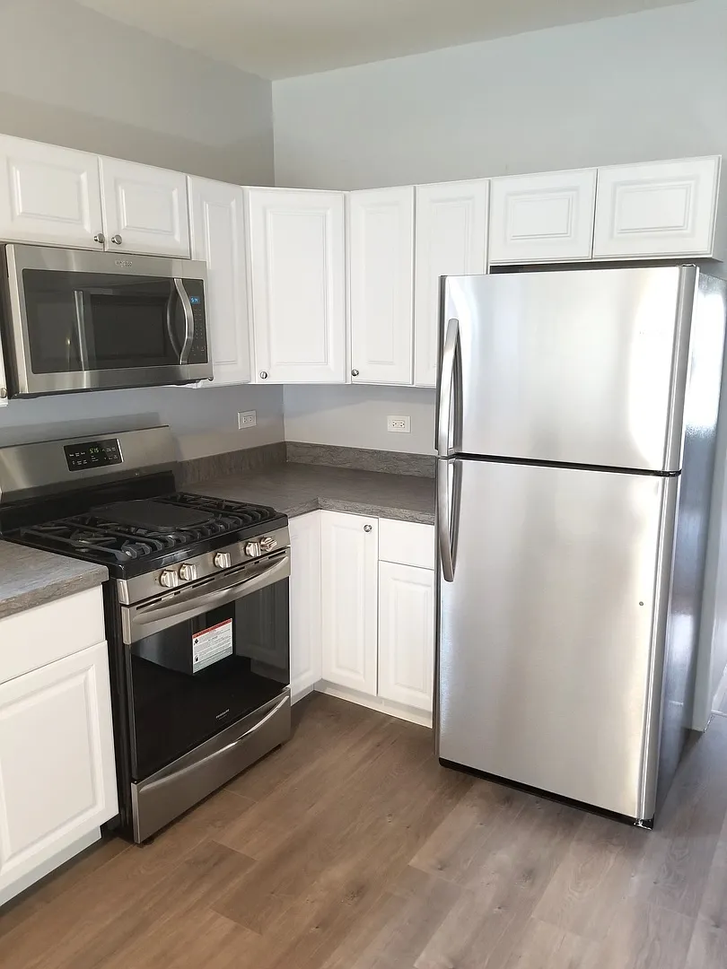 3 bed, 1100 sqft, $2,100 — Photo 4