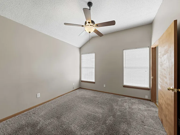 948 N Pine St — Photo 11