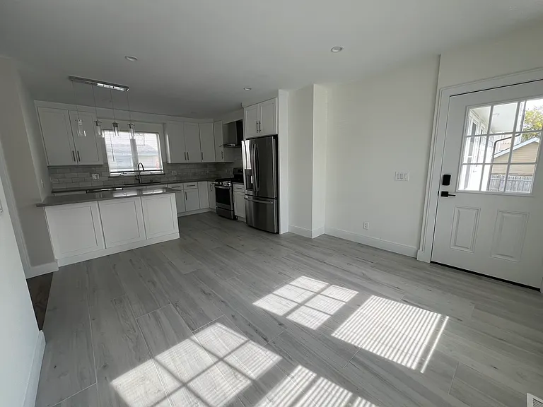 19 Loomis Ave — Photo 2