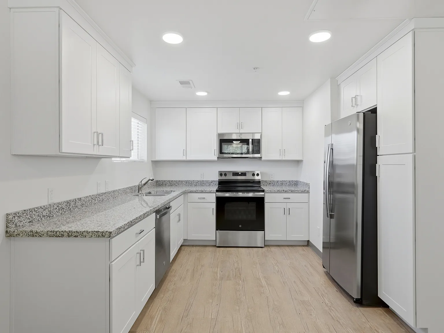 533 West Gurley Street - 5 — Photo 4
