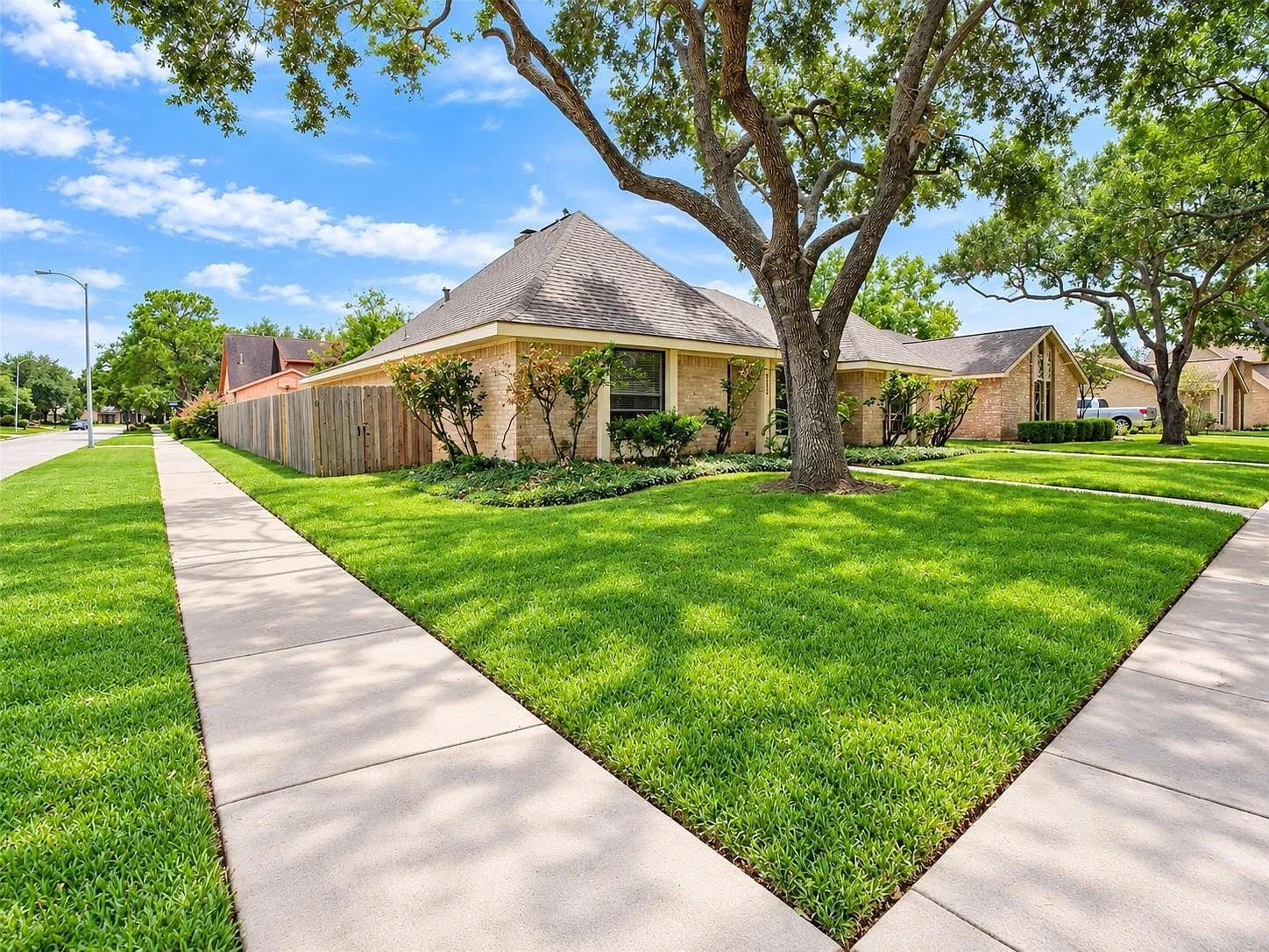 4 bed, 2.0 bath, 2447 sqft, $2,600 — Photo 3