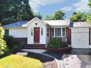 10 Robert Dr, Huntington, NY 11743