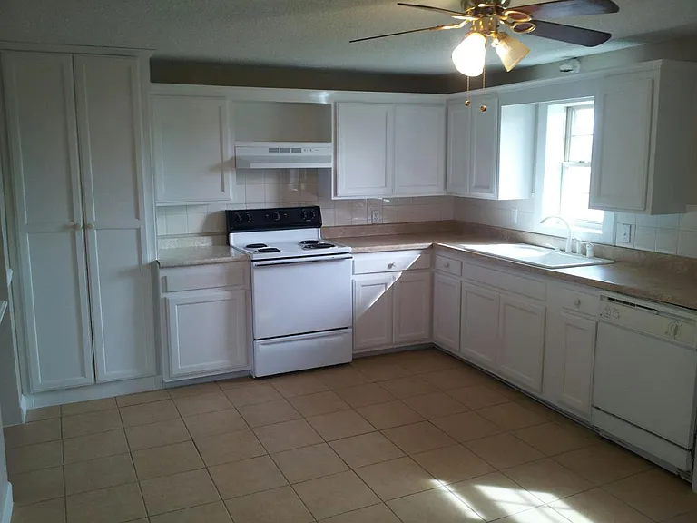 605 S Zion St — Photo 7
