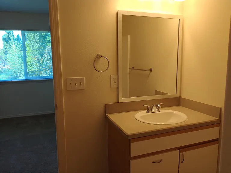 Creekview Apartments — Photo 4
