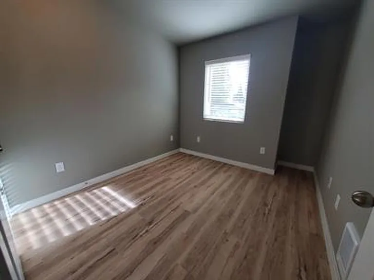 322 Bates St SW #B — Photo 16