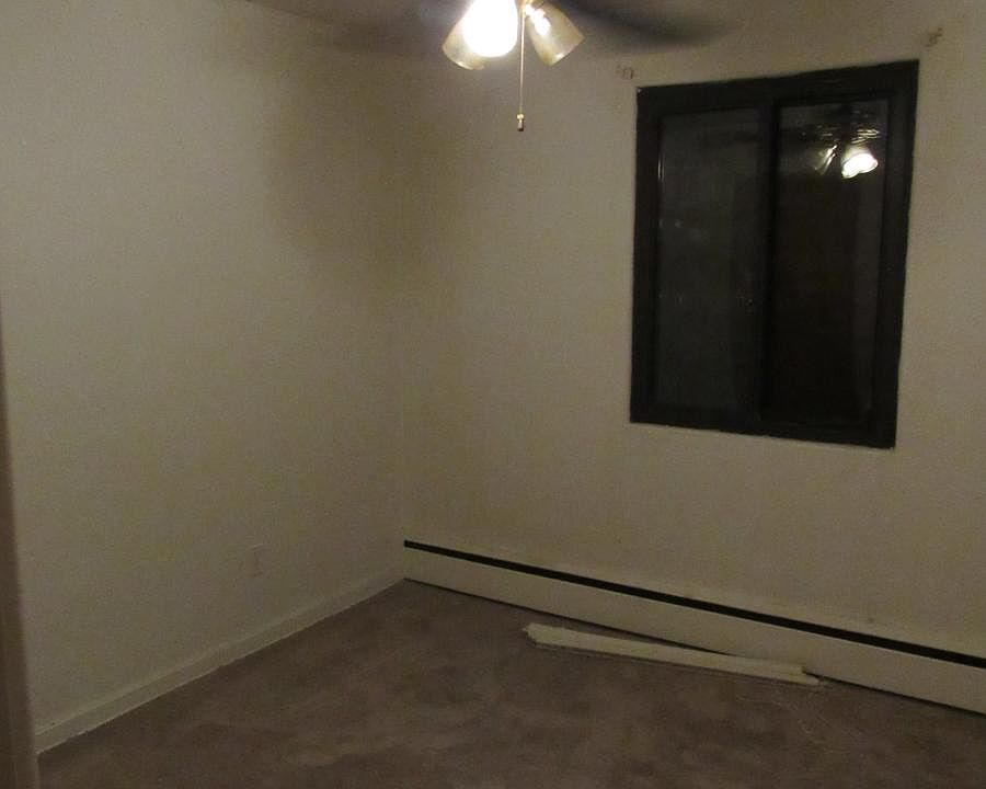 Smaller Bedroom (10'x10') with Closet and Ceiling Fan
