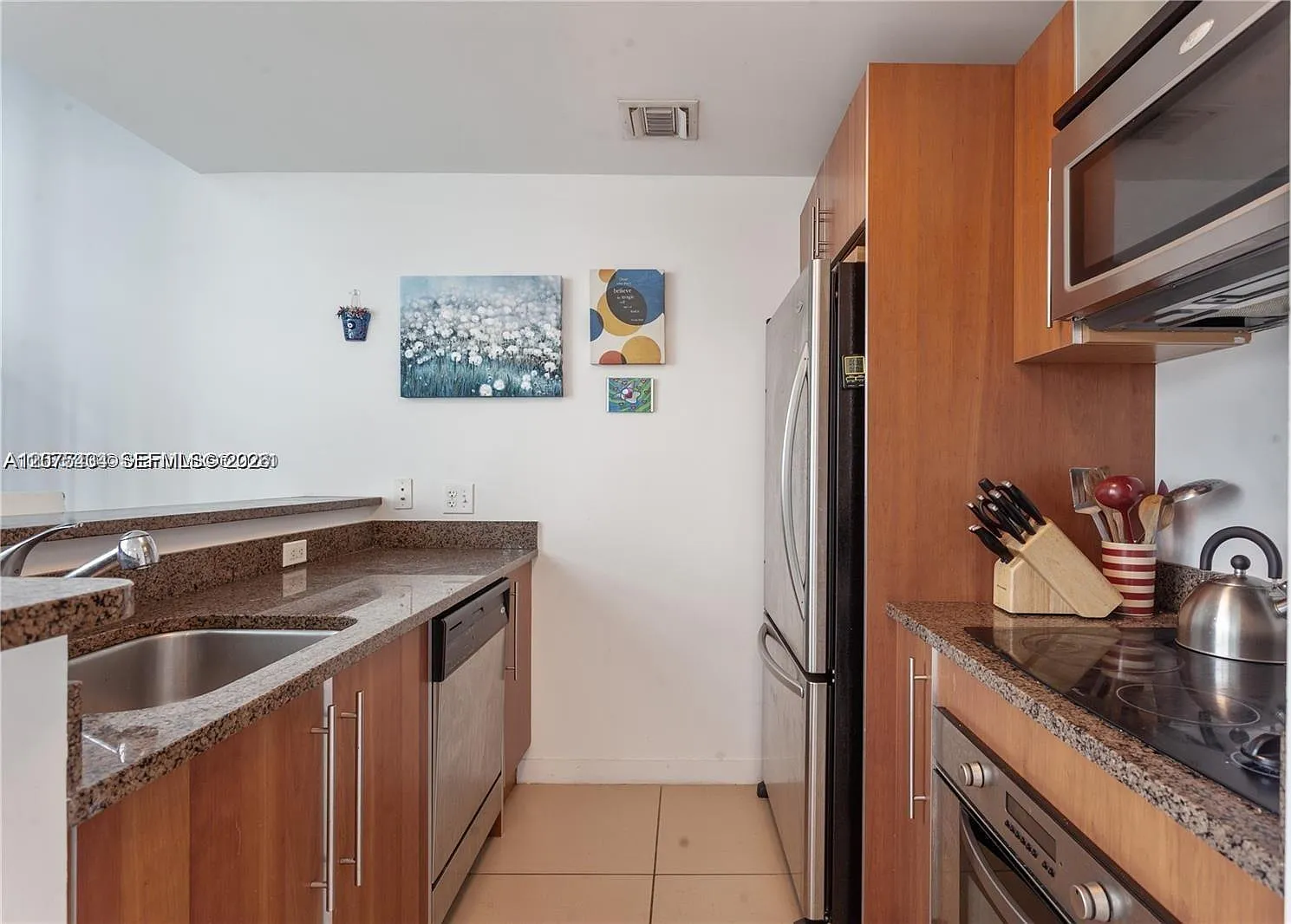 Met 1 Condo — Photo 4