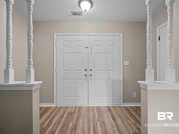 4th image of 300 Straford Cir S