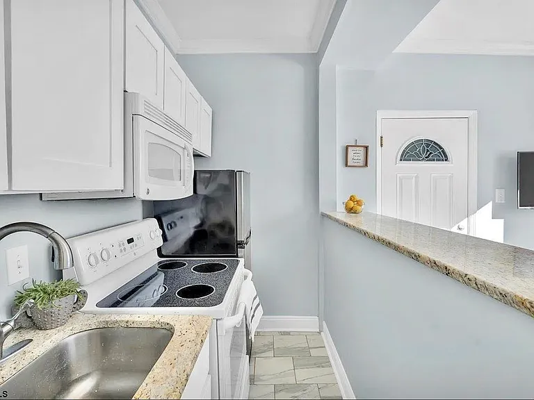 5003 Atlantic Ave #7 — Photo 3