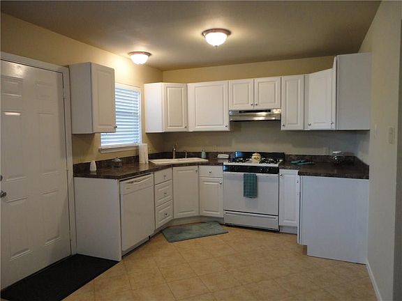 4th image of 805 Armstrong Dr