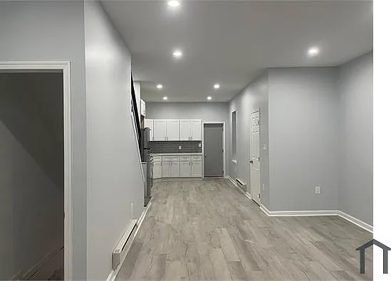 3 bed, 1100 sqft, $1,900 — Photo 2
