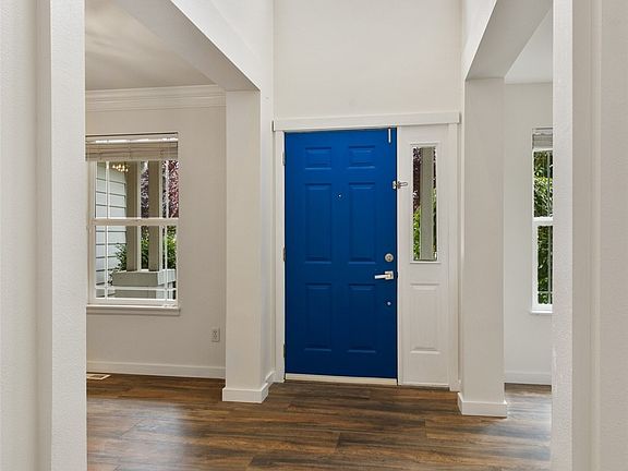 Beautiful open & vaulted entry way- fresh clean windows allow light to flood this area. >