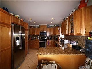 5th image of 722 W Beech St